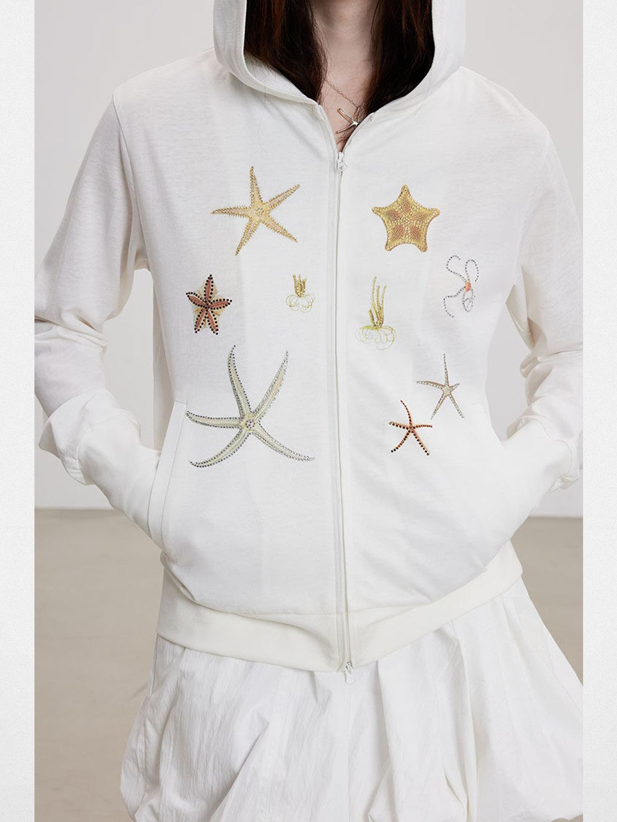 THELIGHT OFFICIAL Starfish Print Zip Up Hoodie in White - On Model