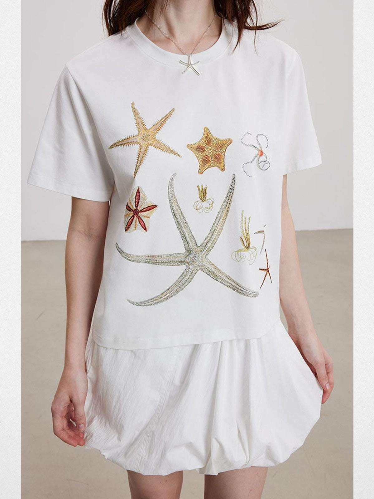 THELIGHT OFFICIAL Starfish Rhinestone T Shirt in White - On Model