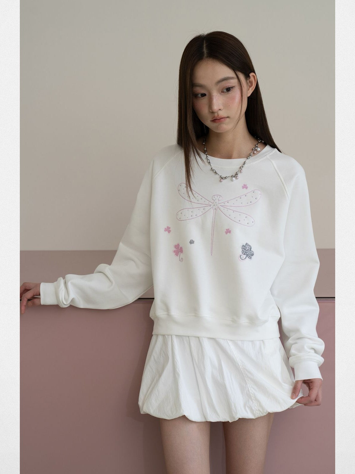 THELIGHT OFFICIAL Rhinestone Dragonfly Raglan Sweatshirt in White - On Model
