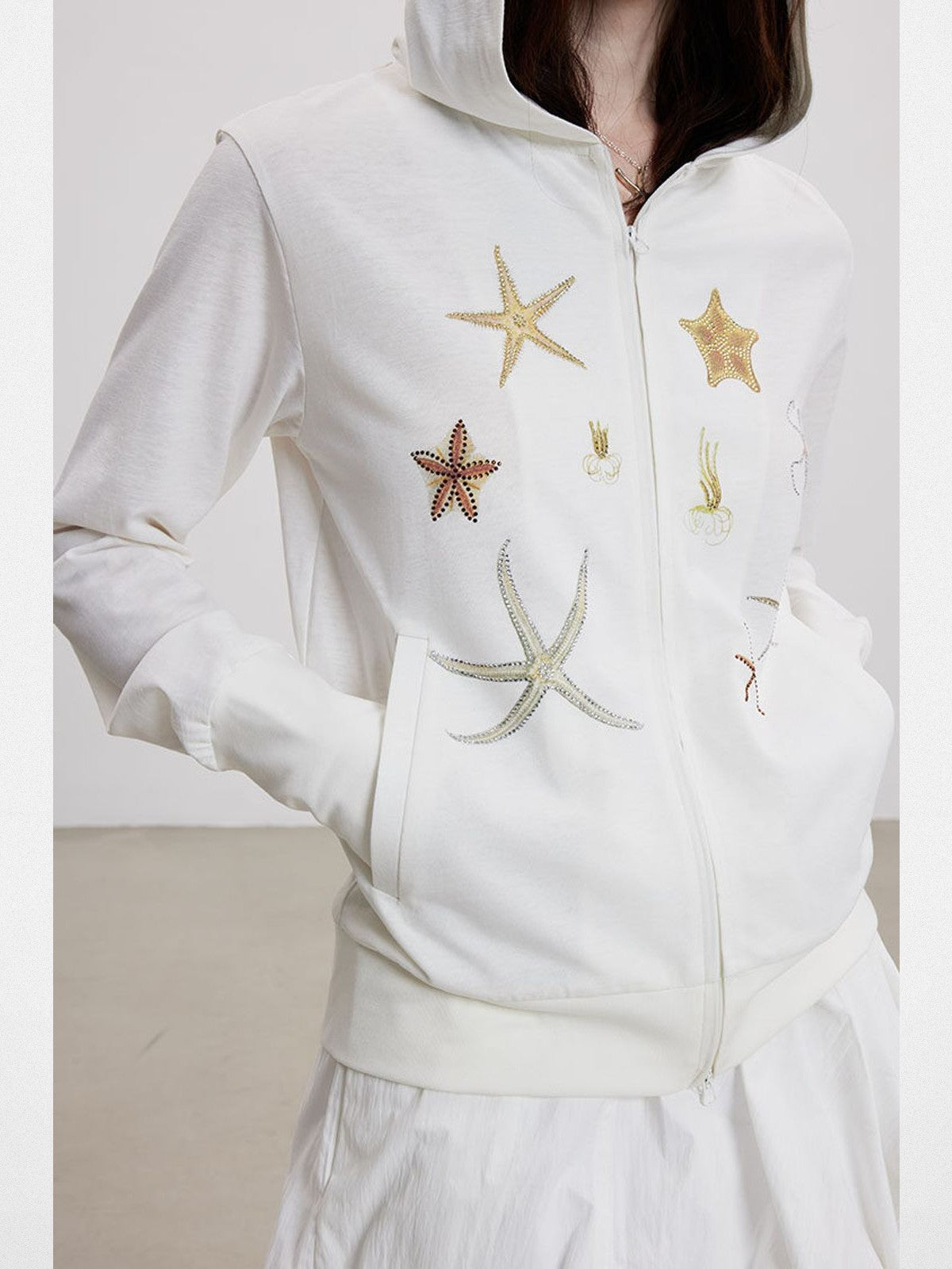 THELIGHT OFFICIAL Starfish Print Zip Up Hoodie in White - On Model