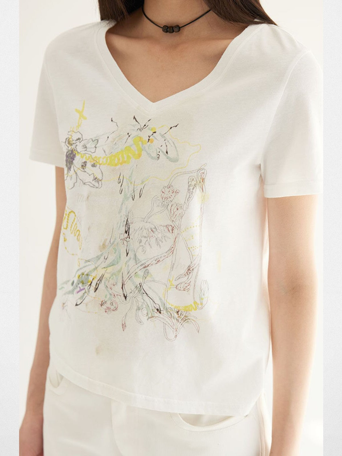 THELIGHT OFFICIAL Distressed Graphic V Neck T Shirt in White - On Model