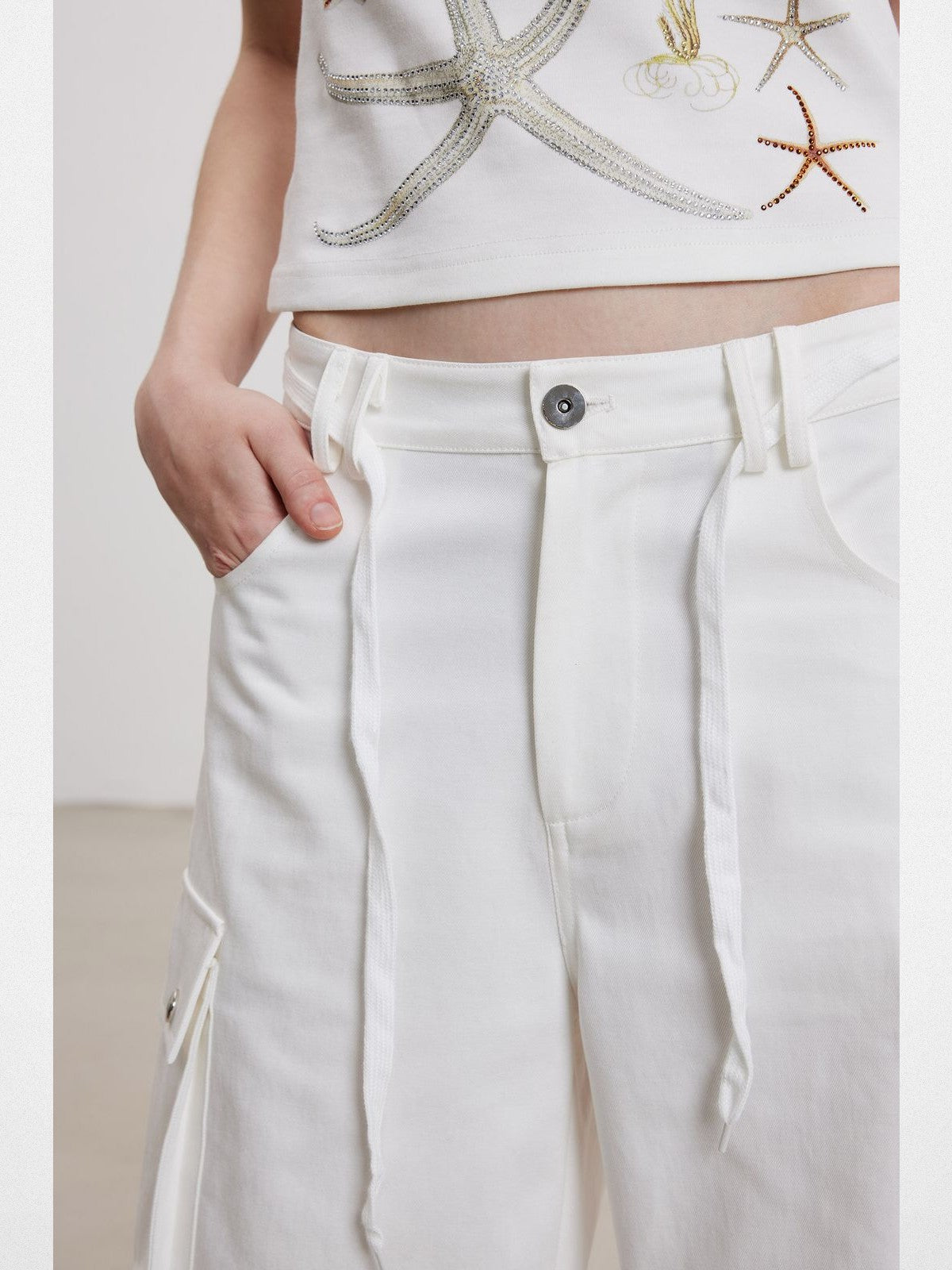 THELIGHT OFFICIAL White Wide Leg Cargo Shorts in White - On Model