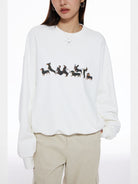 THELIGHT OFFICIAL Dachshund Print Fleece Sweatshirt in White - On Model
