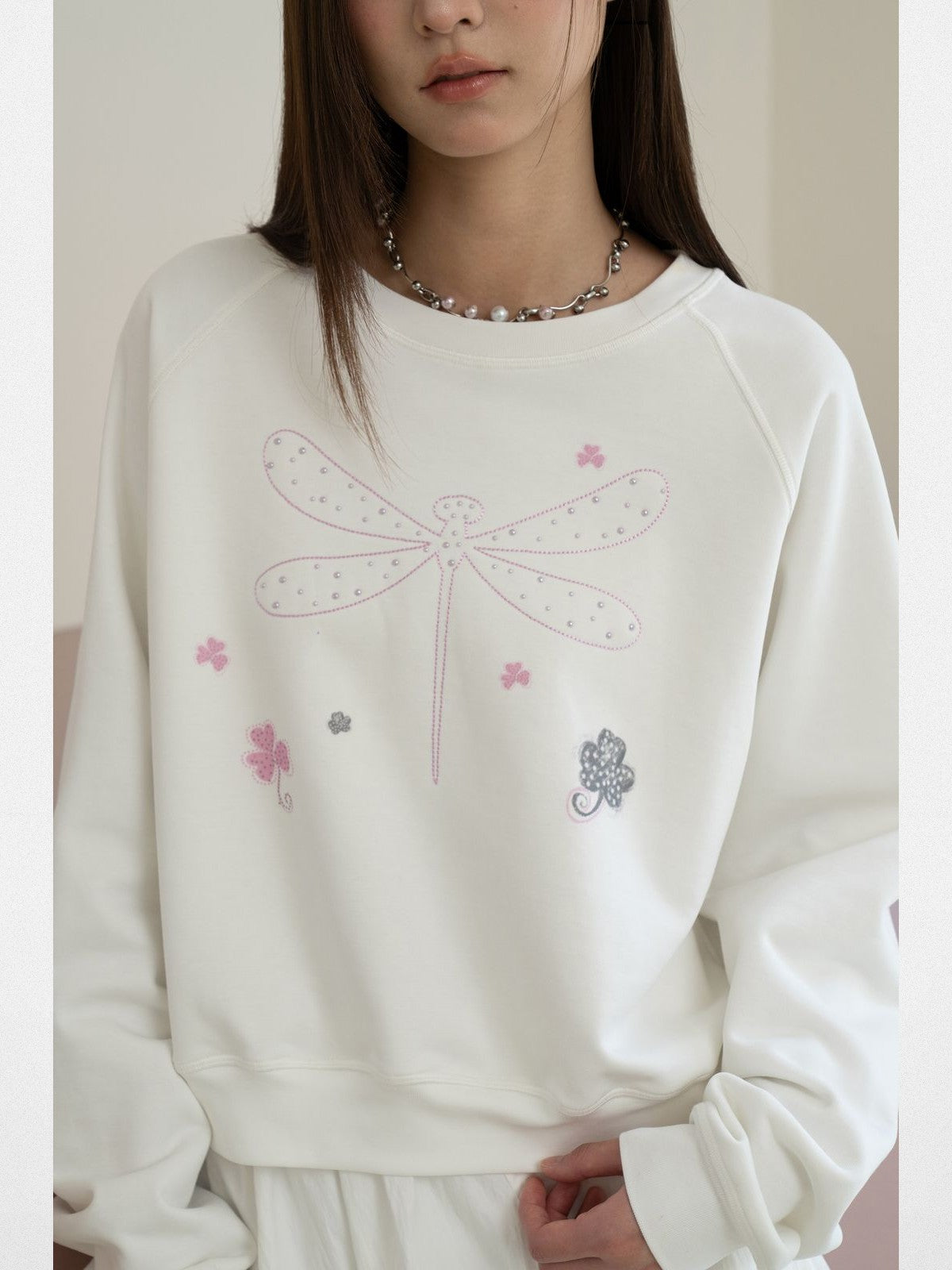 THELIGHT OFFICIAL Rhinestone Dragonfly Raglan Sweatshirt in White - On Model