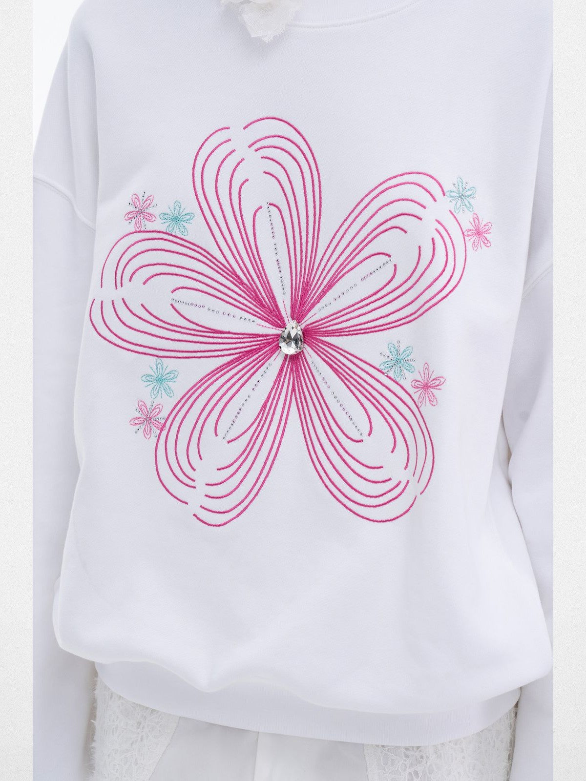 THELIGHT OFFICIAL Heavyweight Floral Rhinestone Sweatshirt in White - On Model