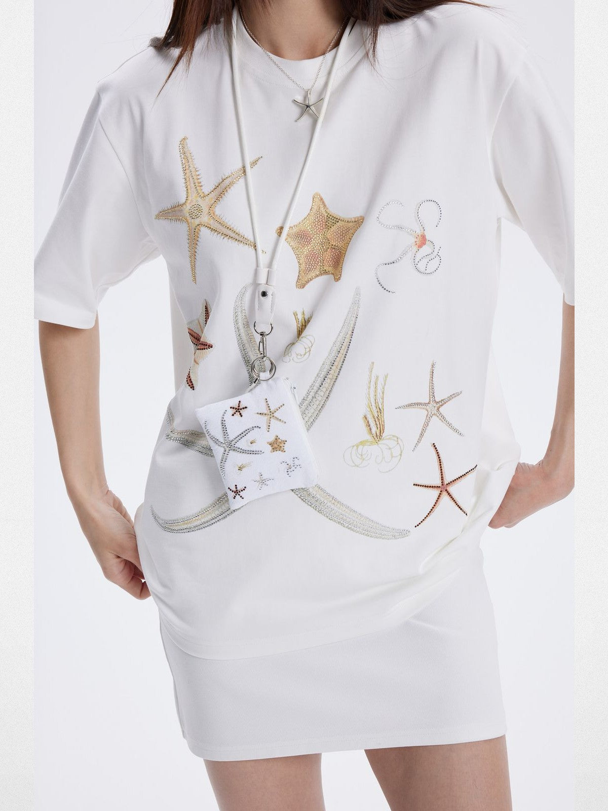 THELIGHT OFFICIAL Rhinestone Starfish Motif T Shirt in White - On Model
