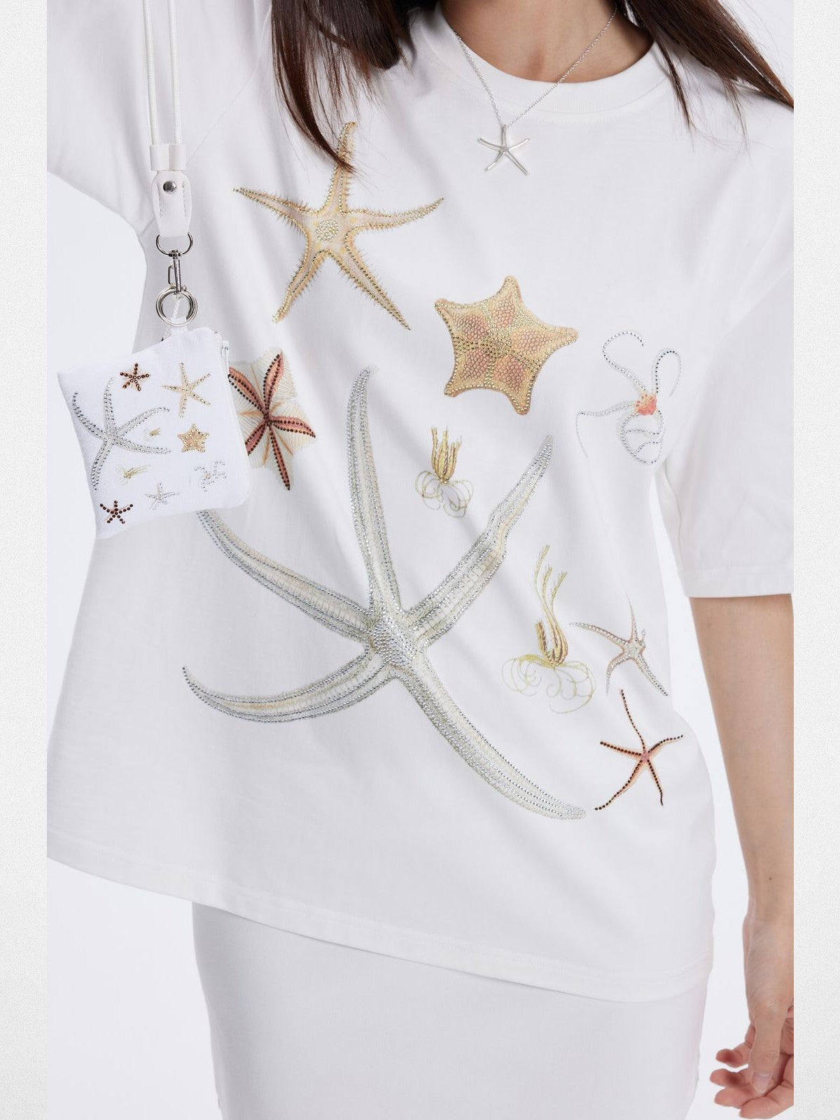 THELIGHT OFFICIAL Rhinestone Starfish Motif T Shirt in White - On Model