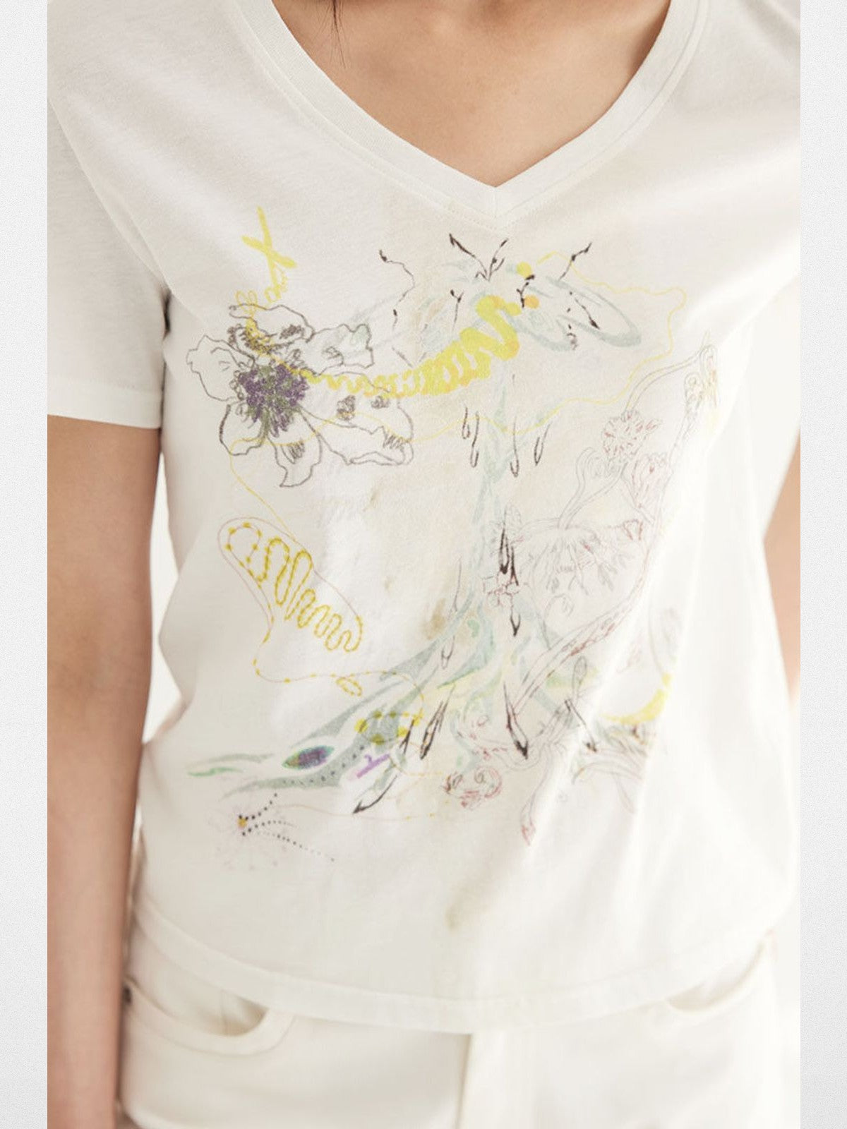 THELIGHT OFFICIAL Distressed Graphic V Neck T Shirt in White - On Model