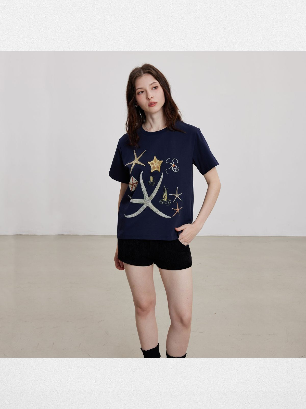 THELIGHT OFFICIAL Starfish Rhinestone T Shirt in Navy Blue - On Model