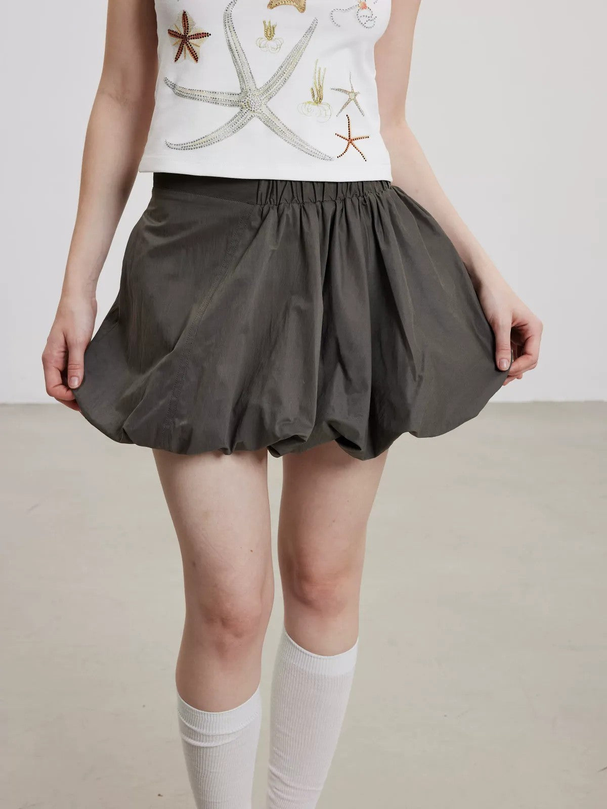 THELIGHT OFFICIAL Elastic Waist Bubble Mini Skirt in Olive - On Model